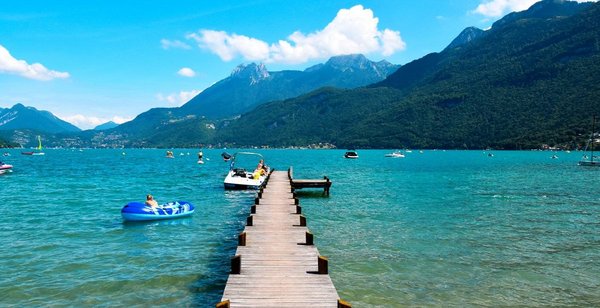Pourquoi réserver un mobil-home dans un camping en bord de lac à Annecy ?